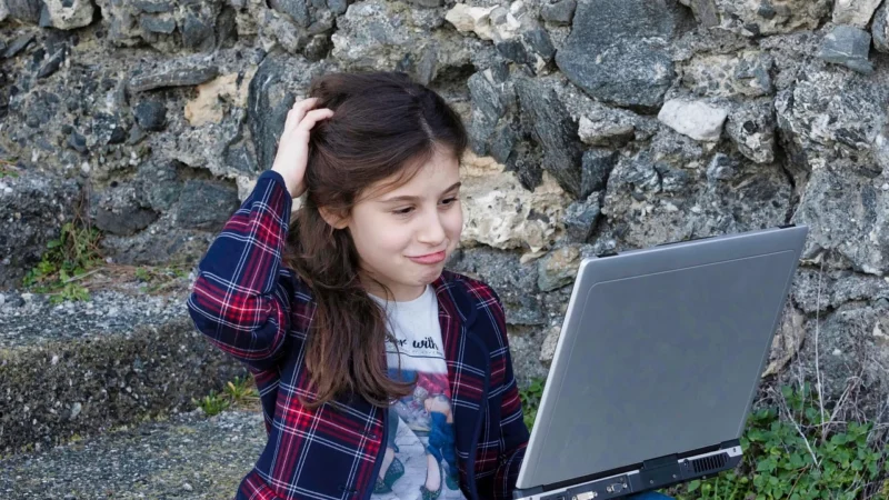 Bezpieczeństwo w internecie dla dzieci: zasady, które warto wdrożyć od dziś