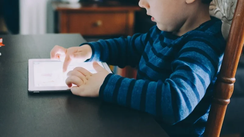 Dziecko online: jak mądrze wprowadzać gry i aplikacje edukacyjne