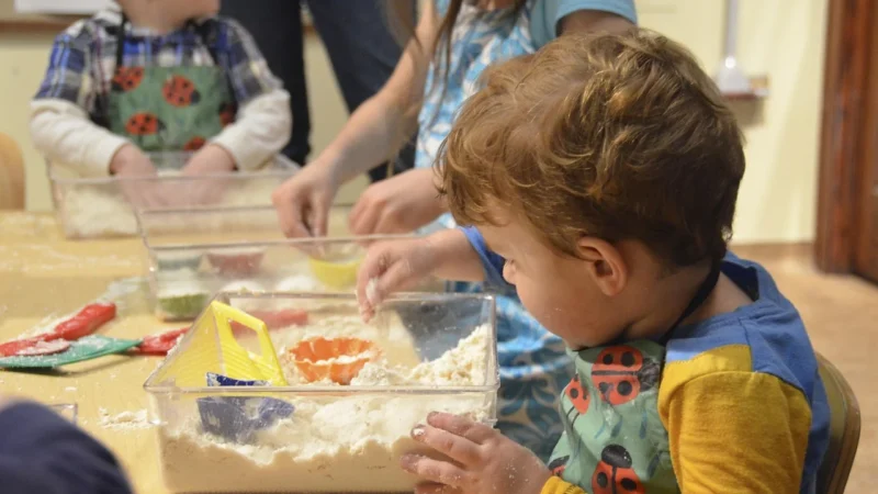 Integracja sensoryczna: ćwiczenia, które możesz wpleść w zabawę
